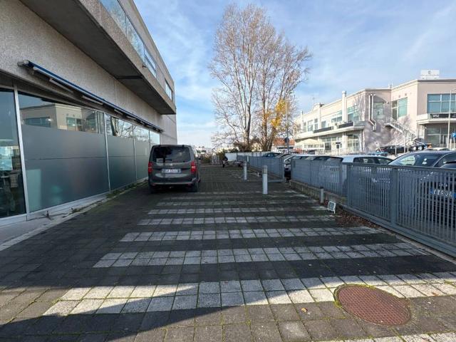 Locale Commerciale in affitto a Unione di comuni Valmarecchia, Santarcangelo Di