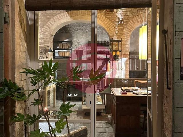 Locale Commerciale in affitto a Unione di comuni Valmarecchia, Santarcangelo Di