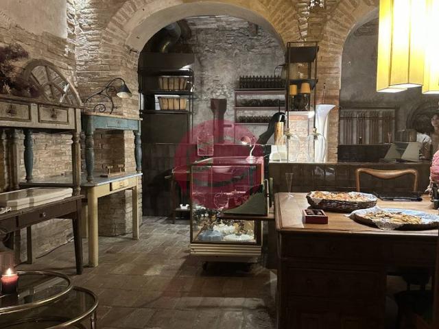 Locale Commerciale in affitto a Unione di comuni Valmarecchia, Santarcangelo Di