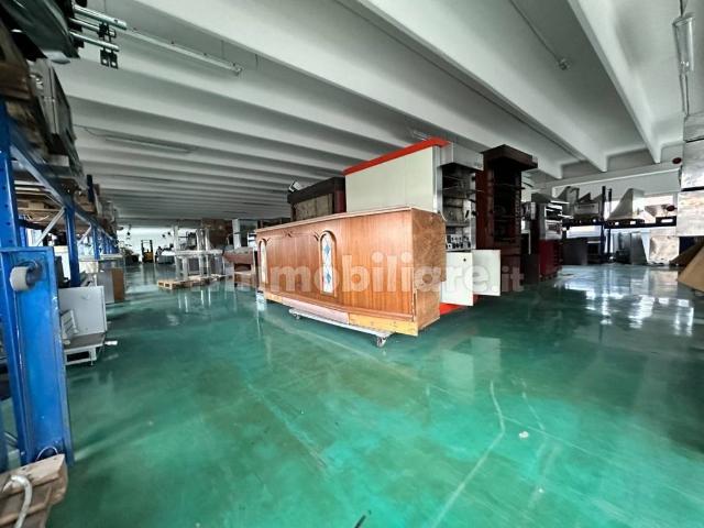 Locale Commerciale in affitto a Unione di comuni Valmarecchia, Santarcangelo Di