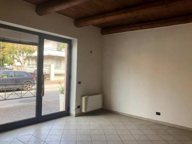 Locale Commerciale in affitto a Santarcangelo Di, Reggio Emilia