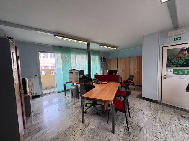 Locale Commerciale in affitto a Unione di comuni Valmarecchia, Santarcangelo Di