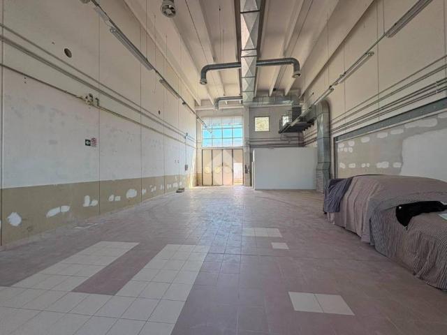 Locale Commerciale in affitto a Unione di comuni Valmarecchia, Santarcangelo Di