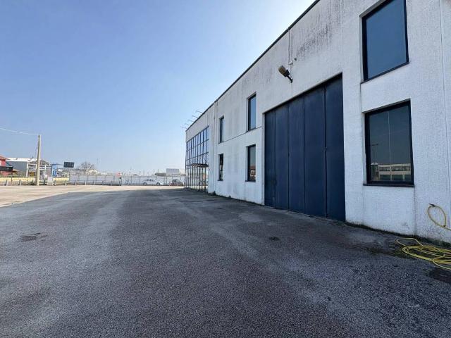Locale Commerciale in affitto a Unione di comuni Valmarecchia, Santarcangelo Di