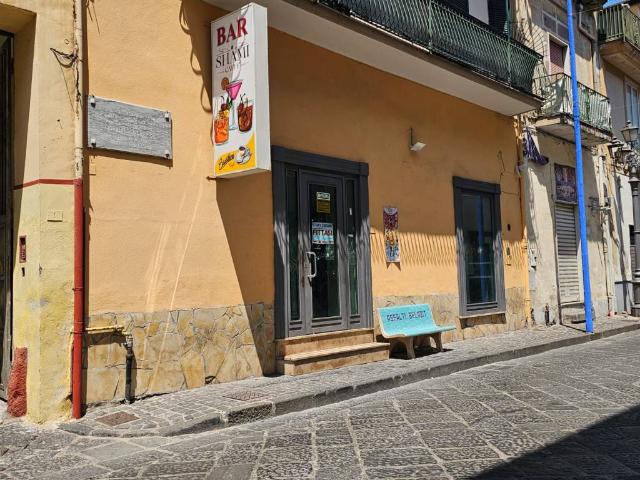Locale Commerciale in affitto a Sant'arpino, Campania