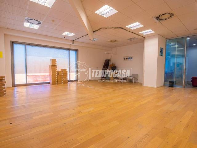 Locale Commerciale in affitto a Marche, Fermo