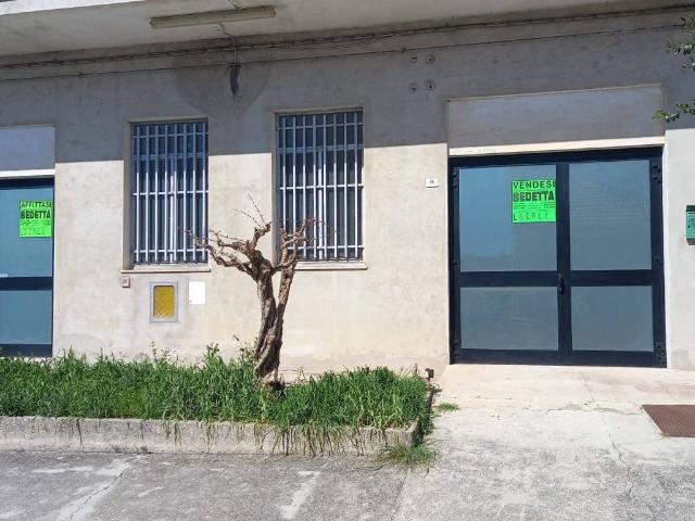 Locale Commerciale in affitto a Marche, Fermo