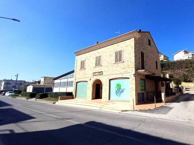 Locale Commerciale in affitto a Marche, Fermo