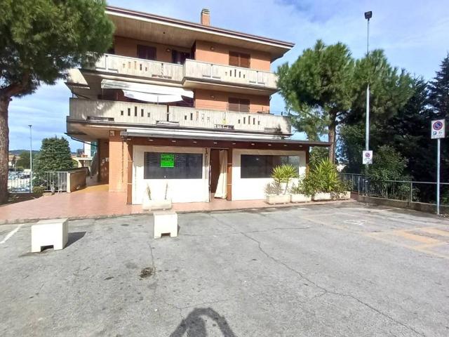 Locale Commerciale in affitto a Marche, Fermo