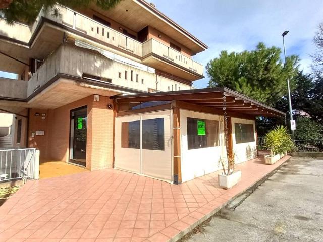 Locale Commerciale in affitto a Marche, Fermo