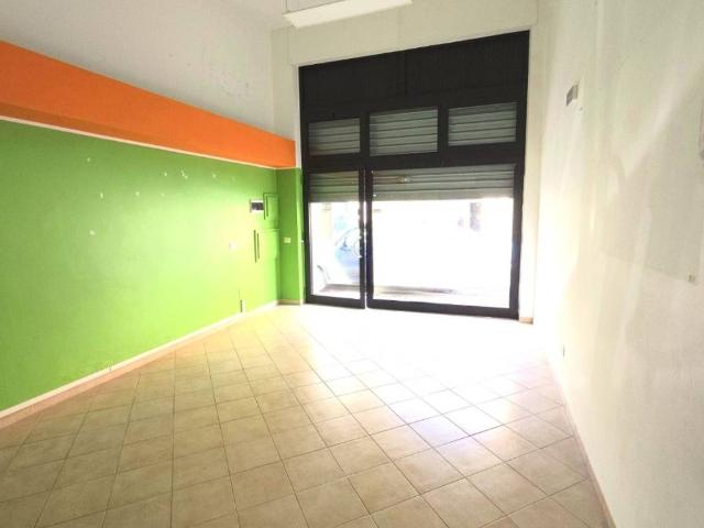 Locale Commerciale in affitto a Puglia, Bari