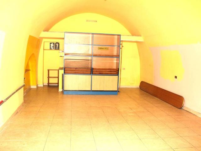 Locale Commerciale in affitto a Puglia, Bari