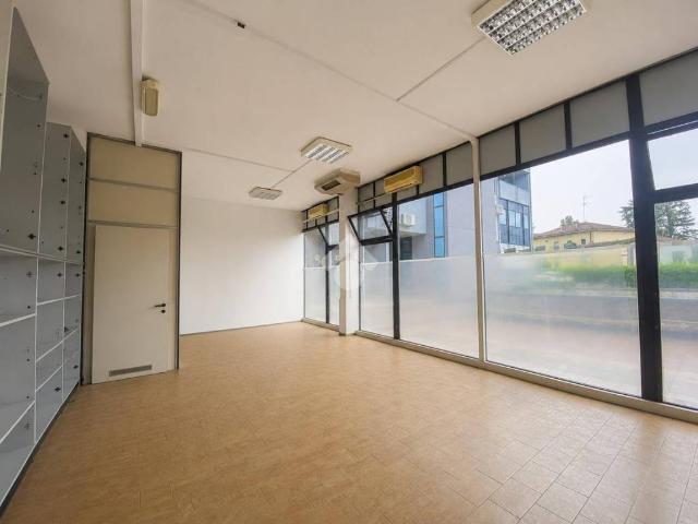 Locale Commerciale in affitto a Val d’Enza, Re