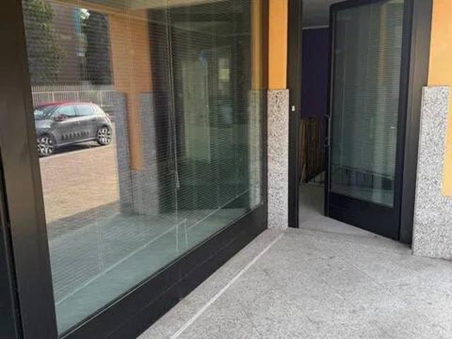 Locale Commerciale in affitto a Santo Stefano Ticino, Lombardia