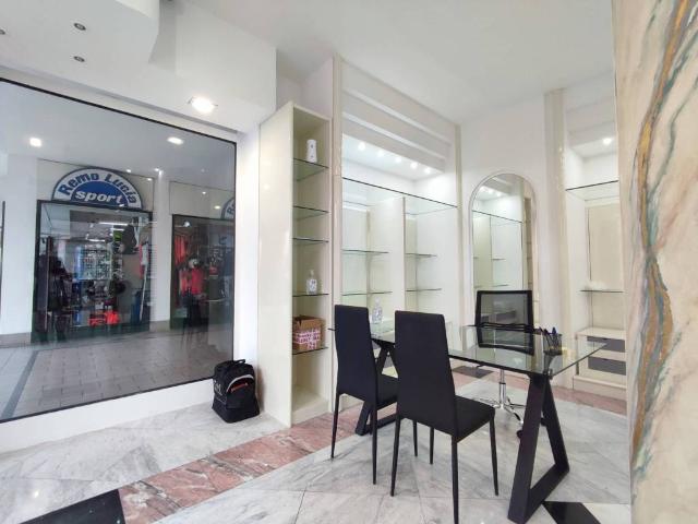 Locale Commerciale in affitto a Sarnico, Lombardia