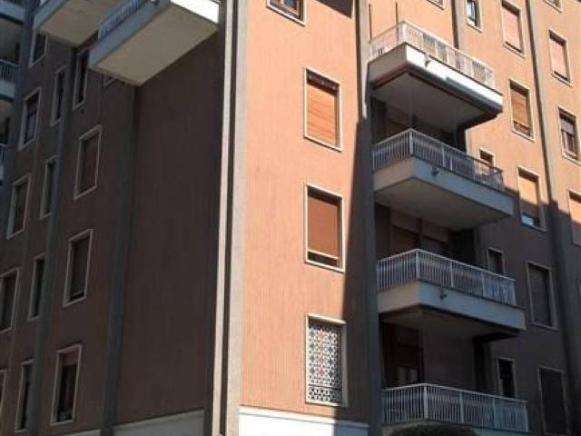 Locale Commerciale in affitto a Villaggio Matteotti, Saronno