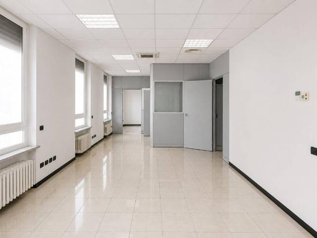 Locale Commerciale in affitto a Campo Sportivo-Colombara, Saronno