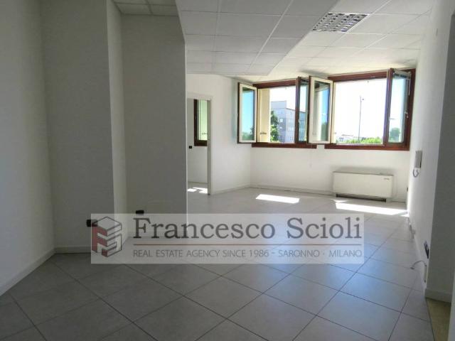 Locale Commerciale in affitto a Santuario, Saronno