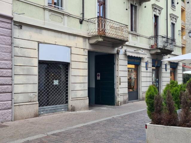 Locale Commerciale in affitto a Volta-Prealpi, Saronno
