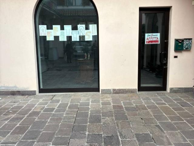 Locale Commerciale in affitto a Volta-Prealpi, Saronno