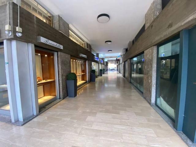 Locale Commerciale in affitto a Volta-Prealpi, Saronno