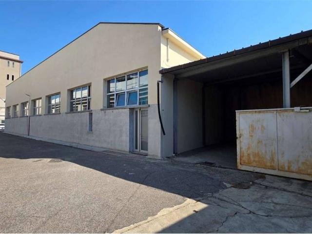 Locale Commerciale in affitto a Santuario, Saronno