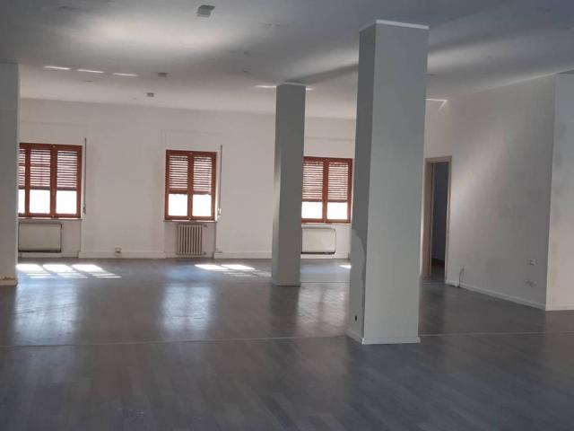 Locale Commerciale in affitto a Sarre, Aosta