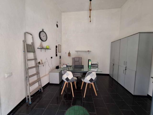Locale Commerciale in affitto a Sarzana, Liguria