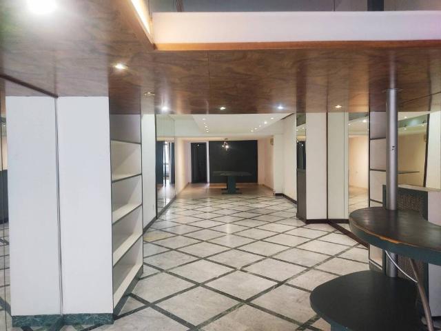 Locale Commerciale in affitto a Sarzana, Liguria