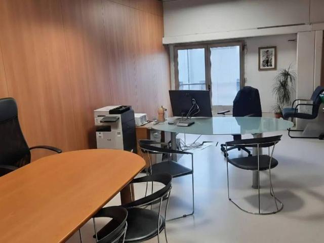 Locale Commerciale in affitto a Sarzana, Liguria