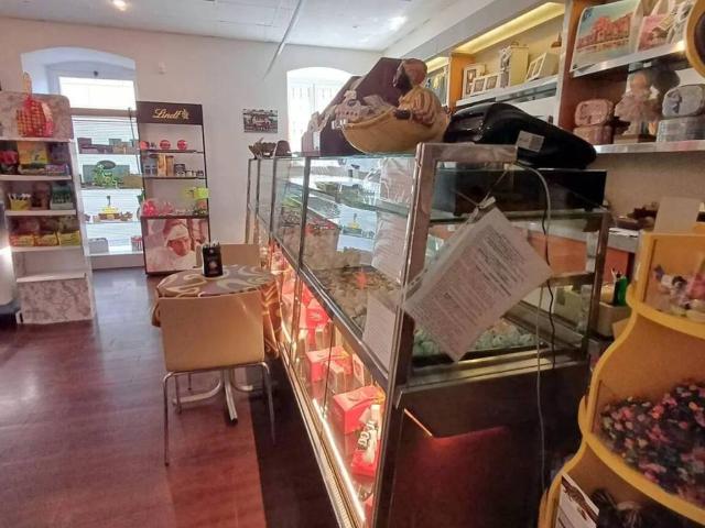 Locale Commerciale in vendita a Olmo, Sarzana