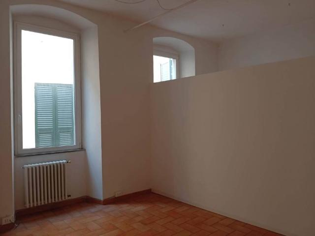 Locale Commerciale in affitto a Sarzana, Liguria