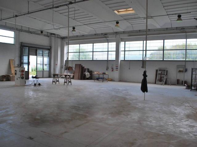 Locale Commerciale in affitto a Sarzana, Liguria