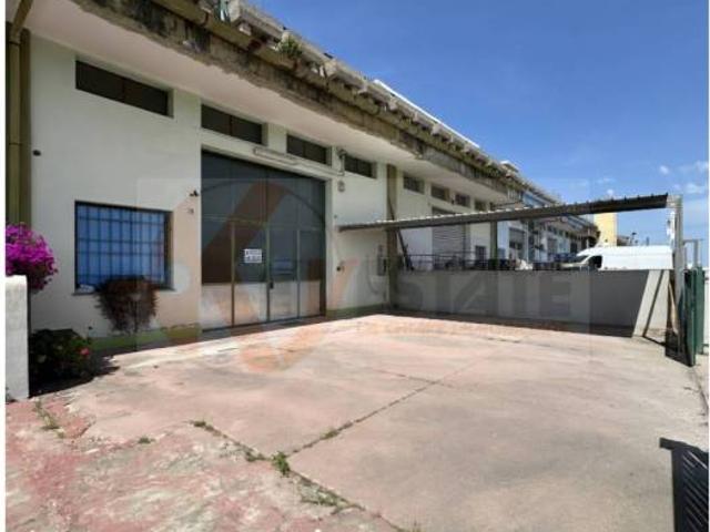 Locale Commerciale in affitto a Predda Niedda, Cala Di Volpe