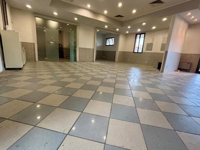 Locale Commerciale in affitto a Unione dei comuni del Distretto Ceramico, Sassuolo