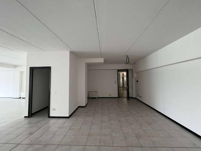 Locale Commerciale in affitto a Unione dei comuni del Distretto Ceramico, Sassuolo