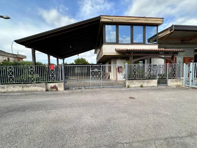 Locale Commerciale in affitto a Saviano, Campania