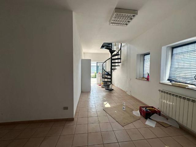Locale Commerciale in affitto a Piemonte, Cuneo