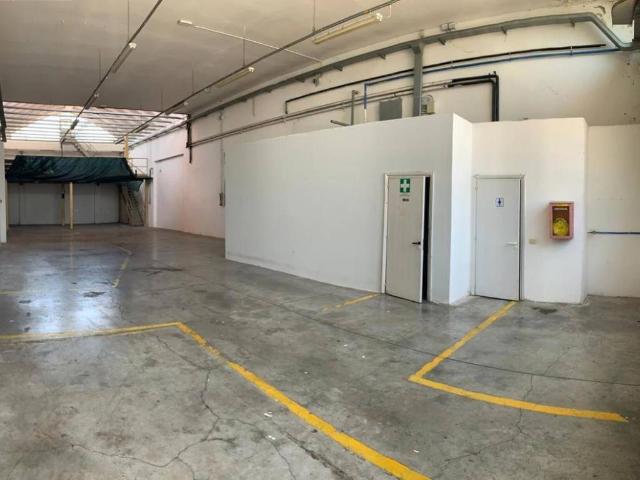 Locale Commerciale in affitto a Unione di comuni Terre di Castelli, Savignano Sul Panaro