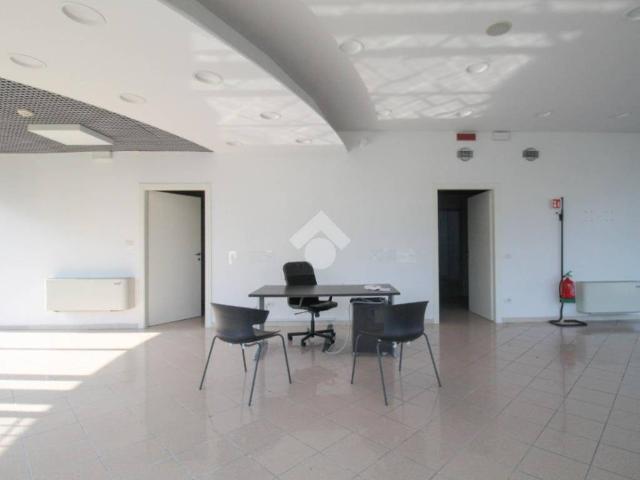 Locale Commerciale in affitto a Unione di comuni Terre di Castelli, Savignano Sul Panaro