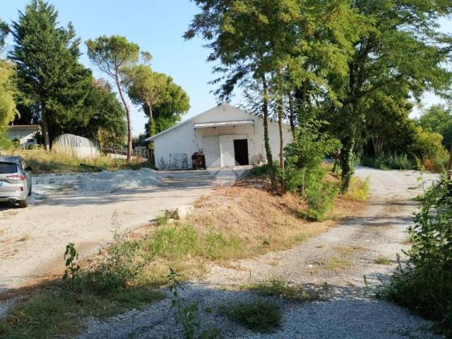 Locale Commerciale in affitto a Savignano Sul Rubicone, Reggio Emilia