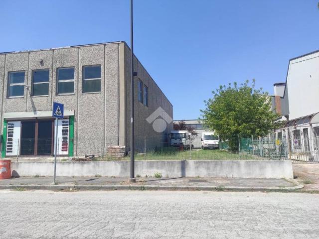 Locale Commerciale in affitto a Savignano Sul Rubicone, Reggio Emilia