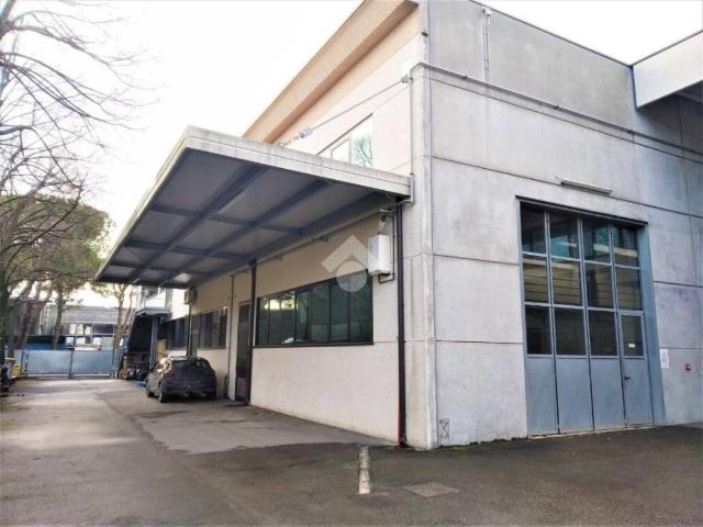 Locale Commerciale in affitto a Savignano Sul Rubicone, Reggio Emilia
