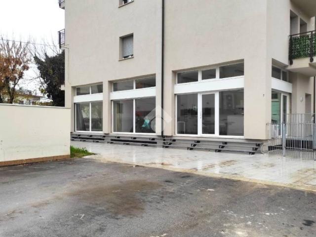 Locale Commerciale in affitto a Savignano Sul Rubicone, Reggio Emilia