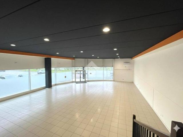 Locale Commerciale in affitto a Savignano Sul Rubicone, Reggio Emilia