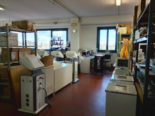 Locale Commerciale in affitto a Savignano Sul Rubicone, Reggio Emilia