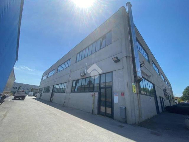 Locale Commerciale in affitto a Savignano Sul Rubicone, Reggio Emilia