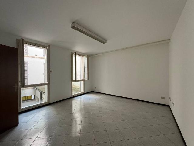 Locale Commerciale in affitto a Tresinaro - Secchia, Re