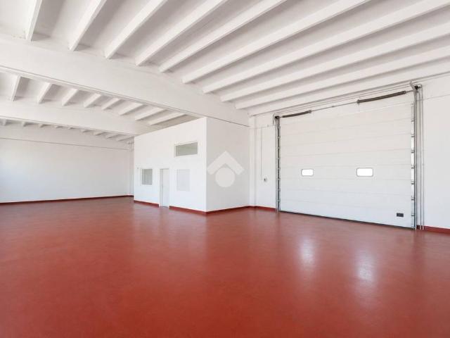 Locale Commerciale in affitto a Tresinaro - Secchia, Re