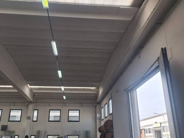 Locale Commerciale in affitto a Tresinaro - Secchia, Re